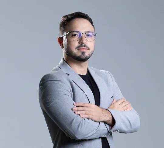 Dr. Caio Siqueira de braços cruzados